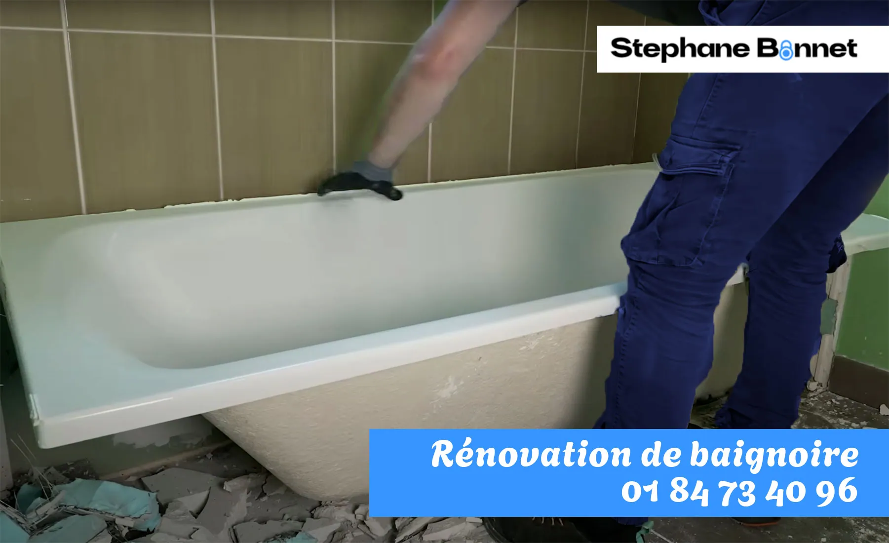 Trace d'humidité sous un lavabo dans un appartement du 14e arrondissement de Paris
